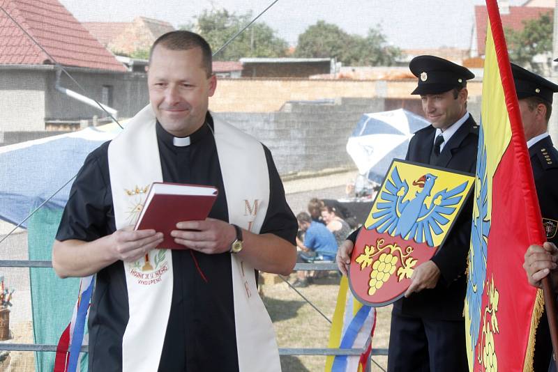 Krhovičtí slavili. Mohou oficiálně používat znak obce a prapor.