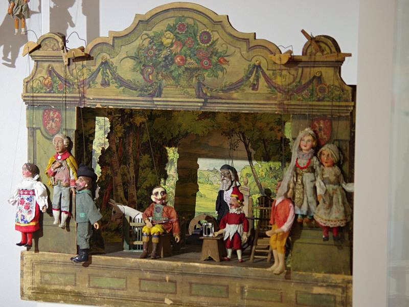 Výstava v minoritském klášteře Jihomoravského muzea ve Znojmě představuje loutky a loutková divadla z Muzea hraček v Rychnově nad Kněžnou.