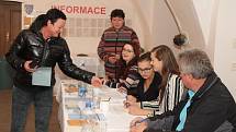 Patrně nejhezčí volební míst nost na Znojemsku mají voliči v Bohuticích. Otevřeli ji v tamní zámecké kapli. Za čtyři hodiny si do ní k urnám našlo cestu necelých šest desítek voličů.
