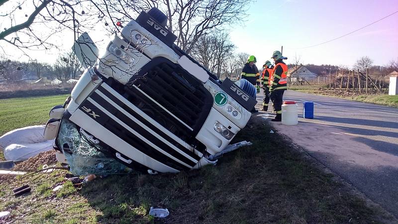 Lehkým zraněním řidiče kamionu skončila ve čtvrtek odpoledne havárie u Křidlůvek. Převrácený náklaďák skončil v příkopu.