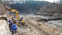 Čištění jevišovické přehrady pokračuje v těchto dnech opravou zpevňujících zdí i samotné hráze. Hotovo má být do konce dubna.