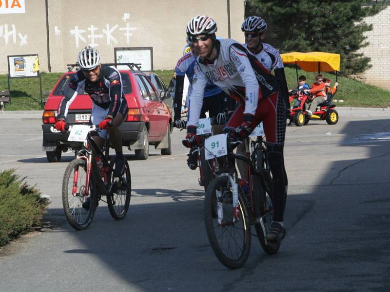 První letošní cyklistický závod si mohli příznivci kol zajet v Hrušovanech nad Jevišovkou.