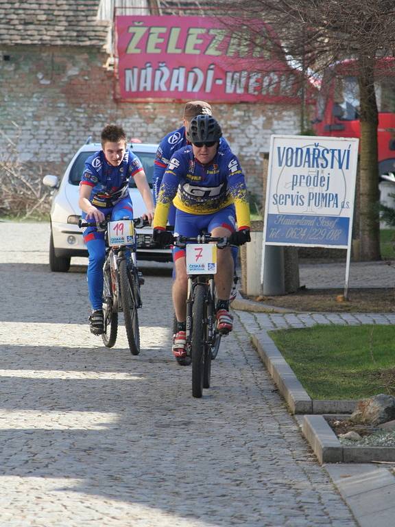 První letošní cyklistický závod si mohli příznivci kol zajet v Hrušovanech nad Jevišovkou.