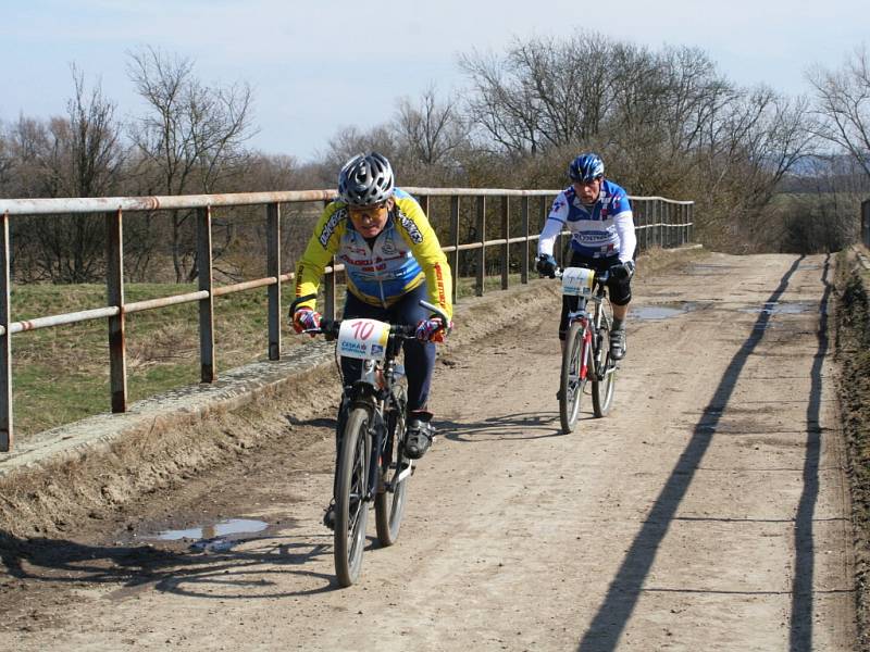 První letošní cyklistický závod si mohli příznivci kol zajet v Hrušovanech nad Jevišovkou.