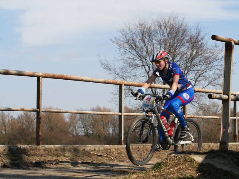 První letošní cyklistický závod si mohli příznivci kol zajet v Hrušovanech nad Jevišovkou.