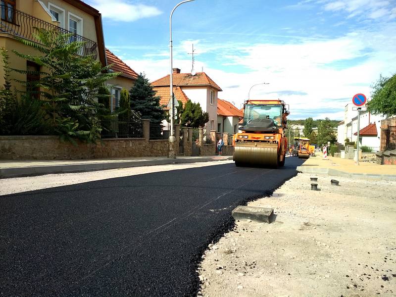 Opravy Legionářské ulice ve Znojmě pokračují v termínu. Stavbaři tam pracují jak na povrchu silnice, tak na chodnících.