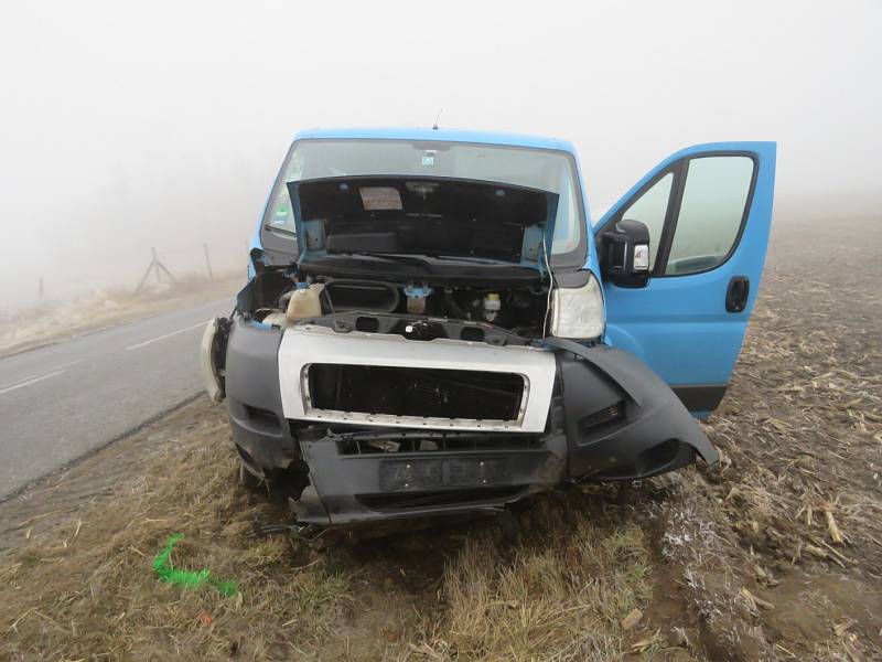 Po kotrmelcích skončil v příkopu řidič s modrou dodávkou u Hostěradic.