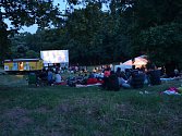 Čadíkův kinematograf zajíždí vždy v první polovině července do Višňového na Znojemsku. v Letní kino se promění zámecký park.
