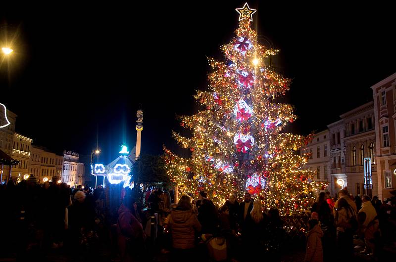 S první nedělí adventní se do Znojma vrátil oblíbený Znojemský advent. Rozsvícení vánočního stromu přilákalo tisíce návštěvníků.