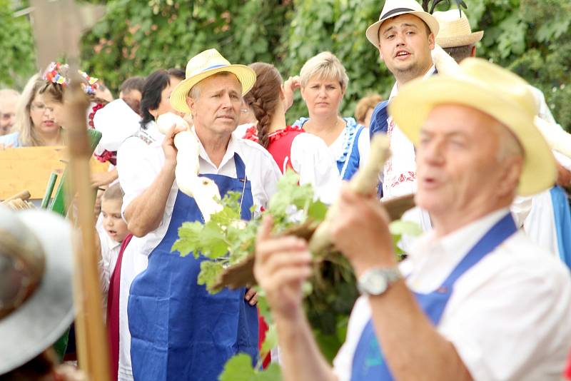 Slavnost Zarážení hory zažili v sobotu už potřetí obyvatelé Tasovic a pořáající Spolek vinařů svatého Klementa. Všude bylo plno vína, krojů a moravských písniček.