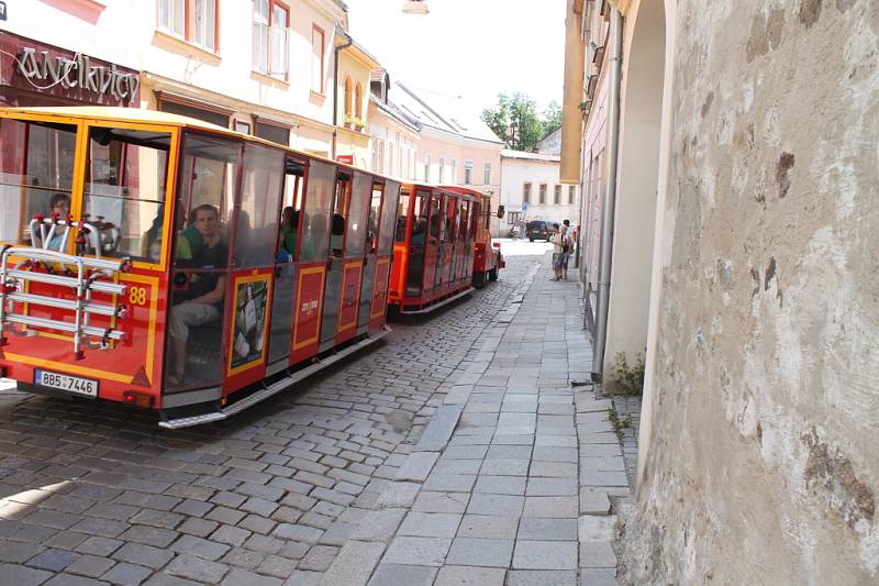  Vlkovu věž si turisté letos prohlédnou nanejvýš z turistického vláčku. Historické město roku 2011 totiž ani v letošní sezoně nezpřístupnilo jednu z hlavních dominant Znojma. Radnice se chystá odstraňovat vlhkost a natírat venkovní dřevěné schodiště.