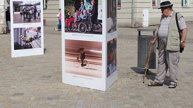 Sérii snímků dánského fotografa Mikaela Colville-Andersena z městského života dánské metropole Kodaně plného cyklistiky nabízí tento týden znojemské Komenského náměstí.