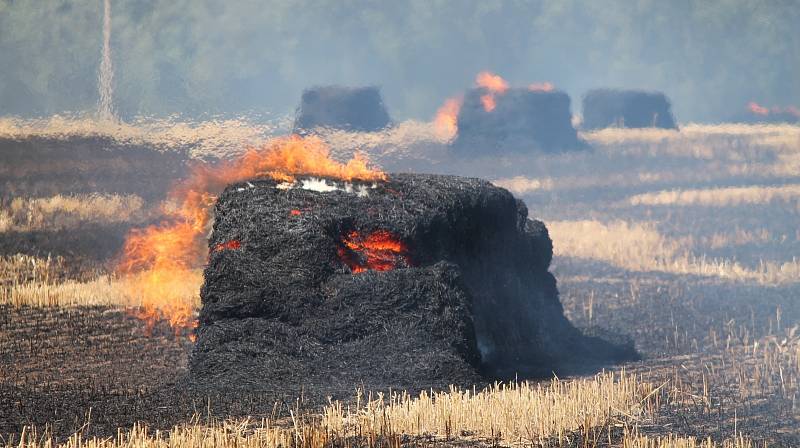 Na strništi u Břežan hasiči likvidovali požár několika desítek balíků slámy.