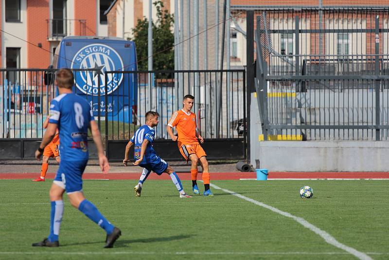 Fotbalisté Znojma (v modrém) remizovali v pátek během generálky na MSFL s B-týmem Sigmy Olomouc 0:0.