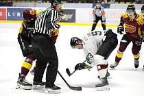Hokejoví Orli Znojmo (v bílém) v dohrávce 27. kola Chance ligy prohráli 2:4 s celkem Jihlavy.
