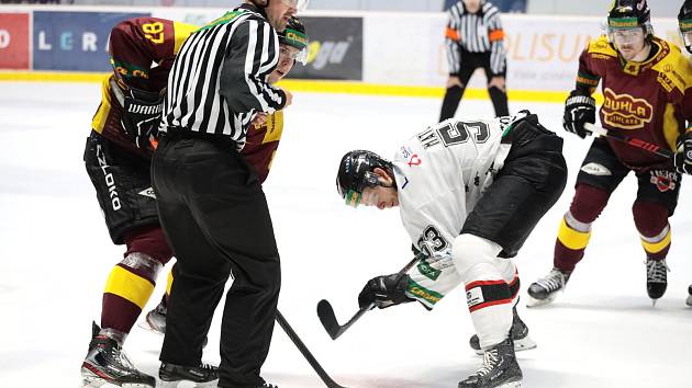Hokejoví Orli Znojmo (v bílém) v dohrávce 27. kola Chance ligy prohráli 2:4 s celkem Jihlavy.