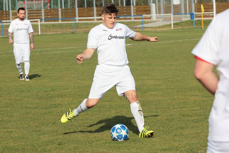 Díky proměněné penaltě porazili hrabětičtí fotbalisté (v bílém) B-tým Horních Kounic 1:0.