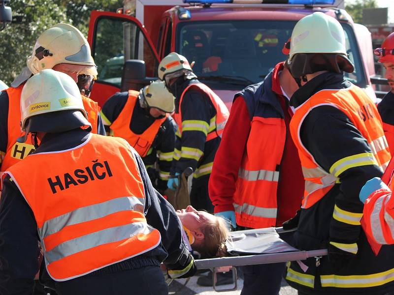 Velké cvičení jednotek IZS zažilo Znojemsko o prvním říjnovém dni. Na silnici číslo I/38 mezi Znojmem a Olbramkostelem byla simulovaná nehoda autobusu, dodávky a osobnmho auta s velkým počtem zraněných a také dvěma mrtvými.