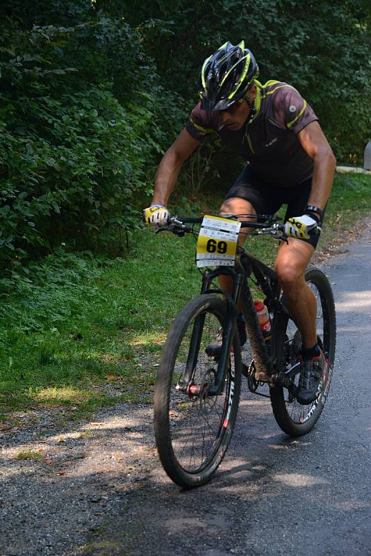 Už po třinácté vyrazily v sobotu desítky cyklistů na trasu Lahofer Cupu kolem Vranovské přehrady.