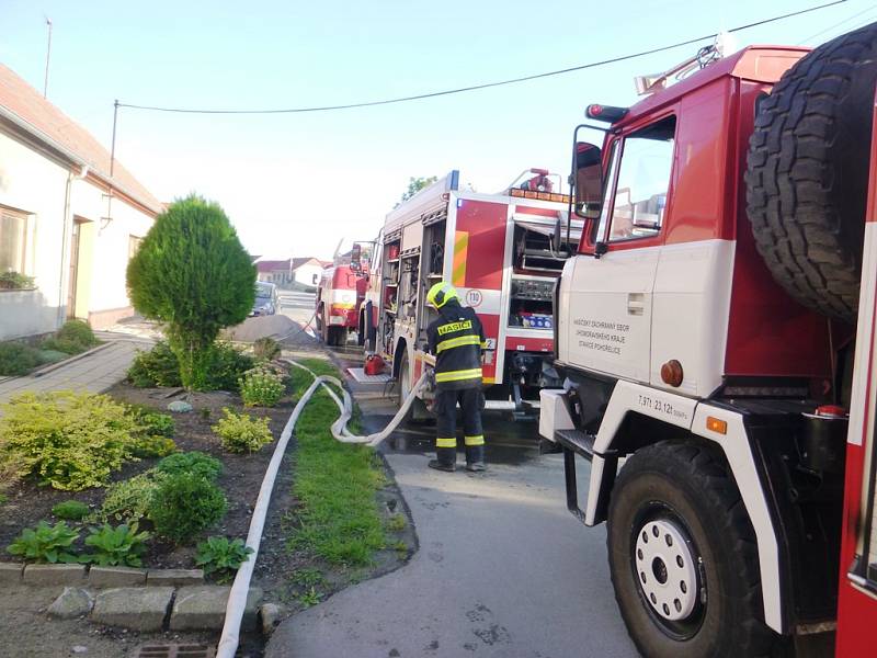 Požár zničil v neděli ráno přístavek rodinného domu v Olbramovicích.