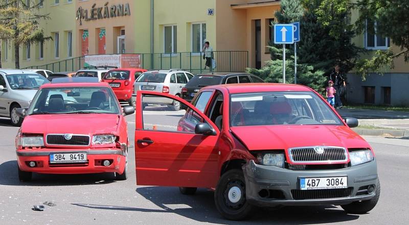 Dvě osobní auta se srazila na křižovatce ulic Znojemská a Nerudova v Hrušovanech nad Jevišovkou v úterý dopoledne.