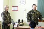 Vojáci z Univerzity obrany představili práci armády školákům druhého stupně v Základní škole Lubnice.