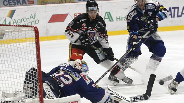 Útočník znojemských Orlů Jan Šeda před brankářem Komety Faltrem.