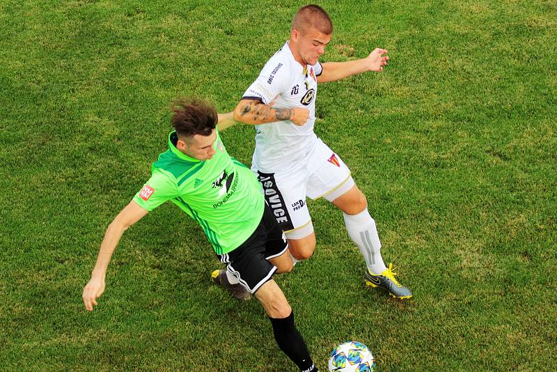 Tasovičtí fotbalisté (v bílém) podlehli v prvním kole MOL Cupu týmu Vrchoviny 0:1.