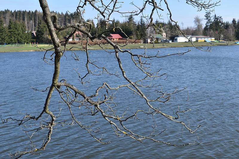 Rybník, vyhlášený kemp, krásná příroda a čistý vzduch. A také rozsáhlá rekreační oblast s několika stovkami chat. Obec Suchý na Blanensku nemá o turisty nouzi.