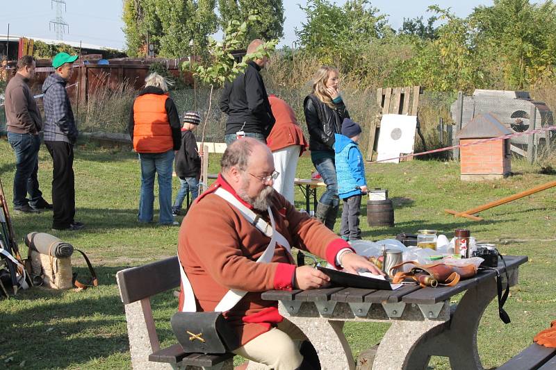 Přestože ostrý vítr cuchal co chvíli lidem vlasy, letošní Podzimní bohutické slavnosti si v sobotu nenechaly ujít zástupy návštěvníků. Až na vítr počasí slavnostem přálo.