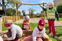 Děti v Polánce u Moravského Krumlova si užívají nové hřiště za 600 tisíc korun.