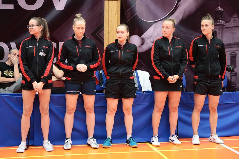 Stolní tenistky Moravského Krumlova (v černém) braly druhé místo v letošním ročníku extraligy žen. Vítězkami soutěže se třetí květnovou sobotu staly hráčky Hodonína.