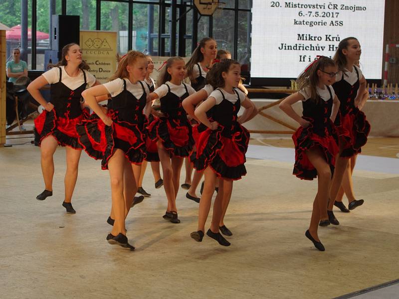 Country tance i stepařská vystoupení ovládla při mistrovství republiky parket, ve který se proměnila palubovka znojemské sportovní haly.