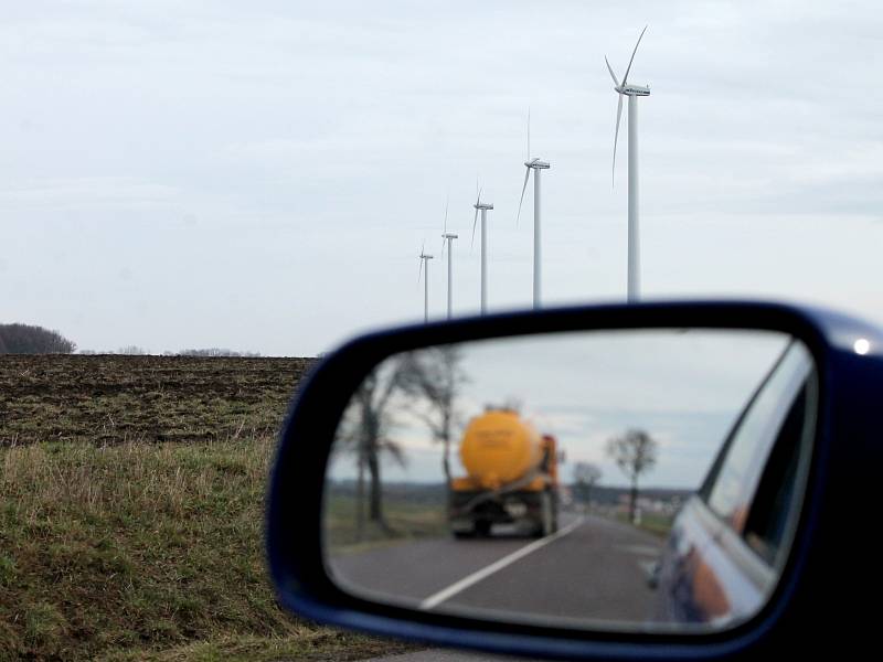 Vyjede-li řidič na kopeček nad Břežany směrem na Litobratřice, vlevo od silnice uvidí pětici stožárů větrných elektráren.