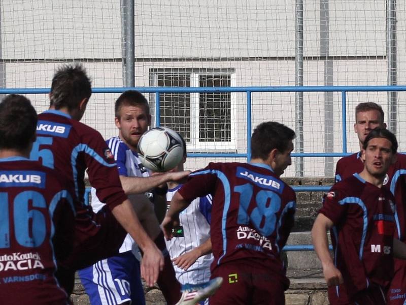 Znojemští fotbalisté v utkání s Varnsdorfem.