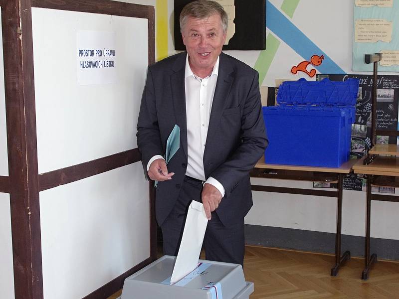 V poslední hodině voleb přišel svůj hlas odevzdat i lídr hnutí ANO, jednoho z favoritů voleb ve městě, místostarosta Jan Blaha.