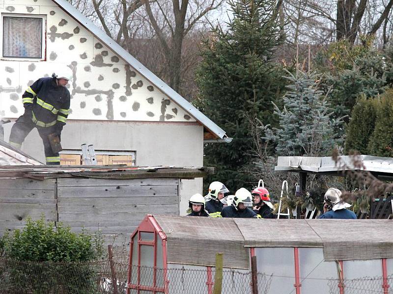 Požár přístřešku zahradní chatky v zahrádkářské kolonii K Náhonu ve Znojmě. 