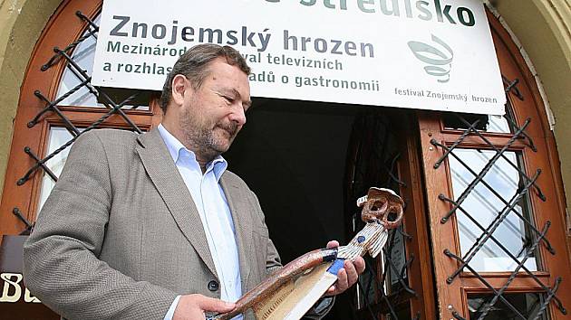 Ředitel festivalu Znojemský hrozen Ladislav Jíša zahajuje v úterý čtyřdenní maraton soutěžních snímků o gastronomii z celého světa.