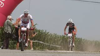 Cyklistický maraton mezi vinicemi vyhrál Boudný těsně před Dlaskem -  Znojemský deník