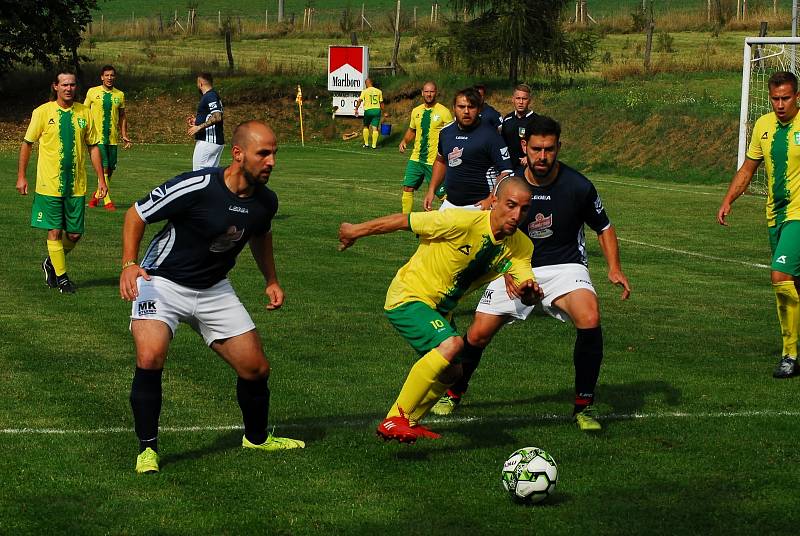 Lesoničtí fotbalisté (v modrém) sehráli druhou zářijovou neděli derby B-skupiny IV. třídy na hřišti sousedních Petrovic. Na zápas, v němž nakonec hosté padli 1:2, vyrazili dálkovým autobusem.