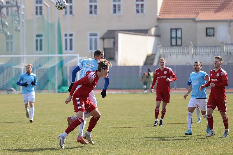 Znojemští fotbalisté (modří) padli potřetí za sebou. První jarní den nestačili na Uničov 0:3.