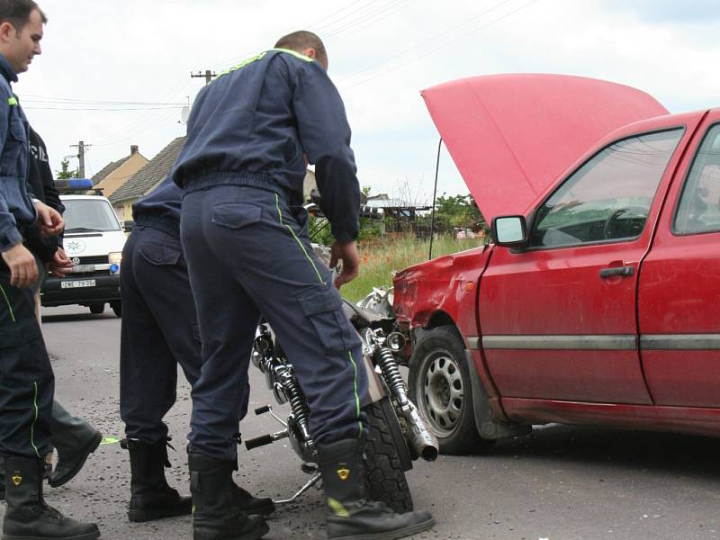 Tragická nehoda motorkáře v Hevlíně