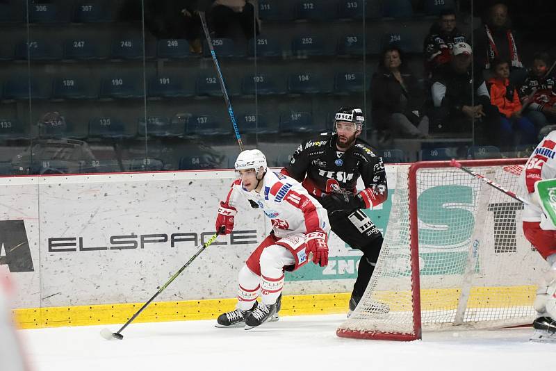 Poslední zářijový pátek vyzvali hokejoví Orli (v černém) ve třetím kole rakouské ligy ICEHL loňského mistra z Klagenfurtu.