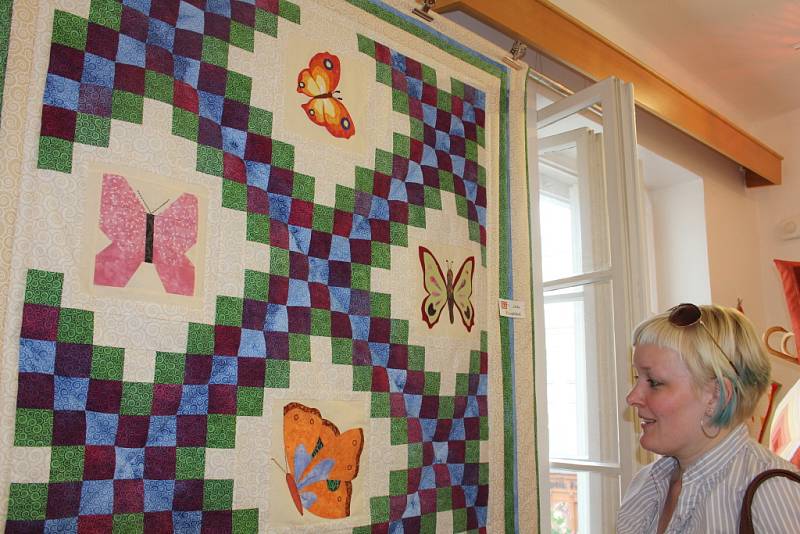 Díla vyšívaná technikou patchwork jsou k vidění v galerii Domu porozumění na Slepičím trhu. Městská knihovna a Patchworkový klub Znojmo tam pořádají výstavu s názvem Tanec motýlů.