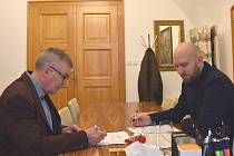 Místostarosta Jan Blaha (vlevo) projednává s vedoucím sociálního odboru Stanislavem Maarem nová opatření na pomoc občanům Znojma.