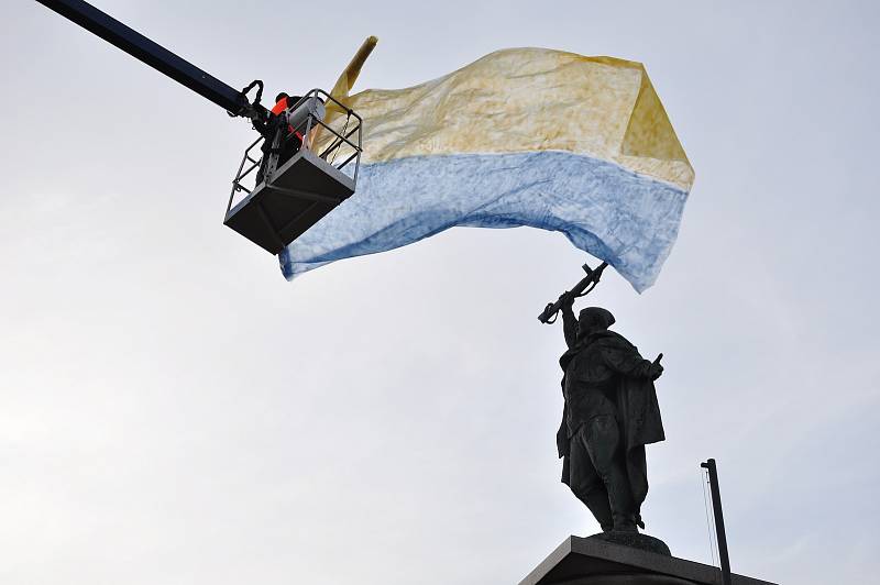 Protest proti válce dali najevo obyvatelé Znojma. Sochu rudoarmějce na Mariánském náměstí zahalili do barev Ukrajiny.