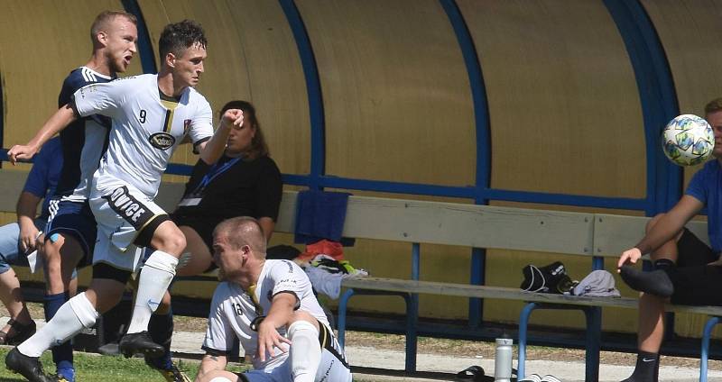 Fotbalisté Tasovic (v bílém) prohráli v sobotu na hřišti Břeclavi 0:2. První branku dostali už v úvodní minutě. Foto: Jaroslav Kicl