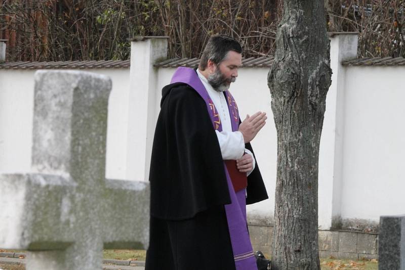 Do hromadného hrobu byly uloženy ostatky předků, nalezené v kapli sv. Václava ve Znojmě.