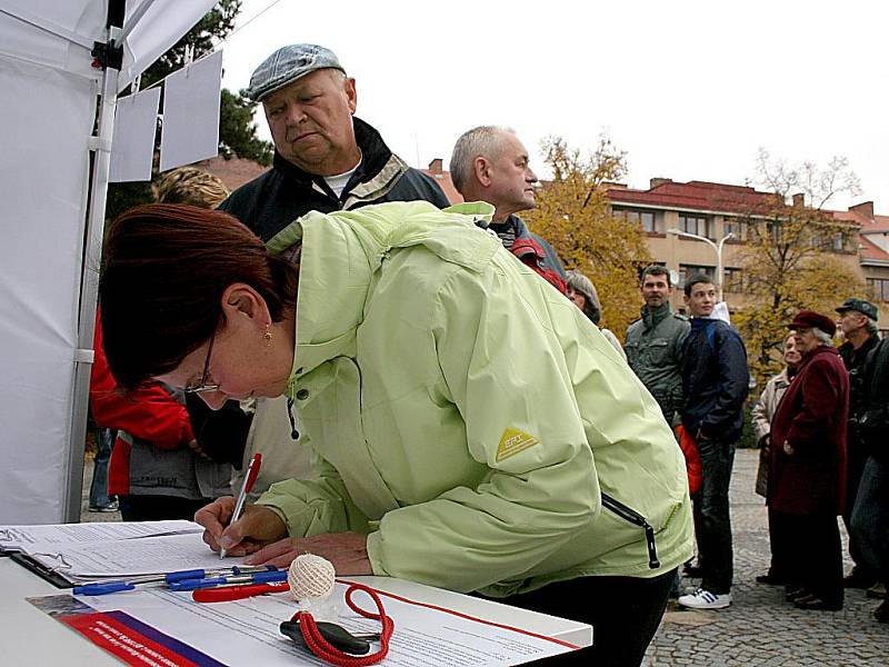 Před zahájením pochodu podepisovali lidé petici za zachování Epopeje v Moravském Krumlově.