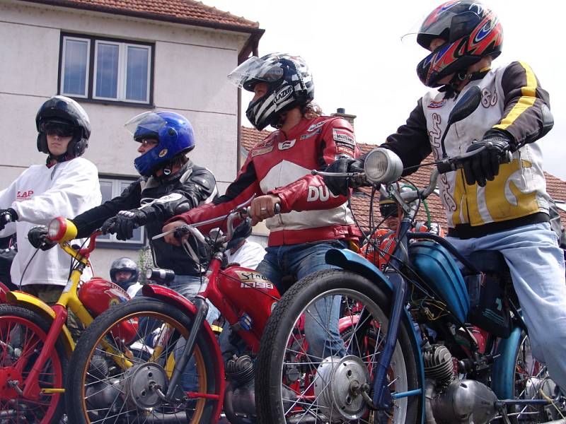 Vášniví řidiči mopedů měli sraz v Dobšicích u Znojma. Konal se tam čtvrtý ročník Sapík Cupu 2012.